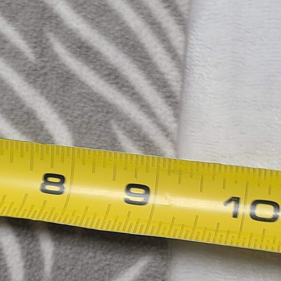 Old Navy Gray and White Fleece Scarf With Feather Pattern - Picture 4 of 8